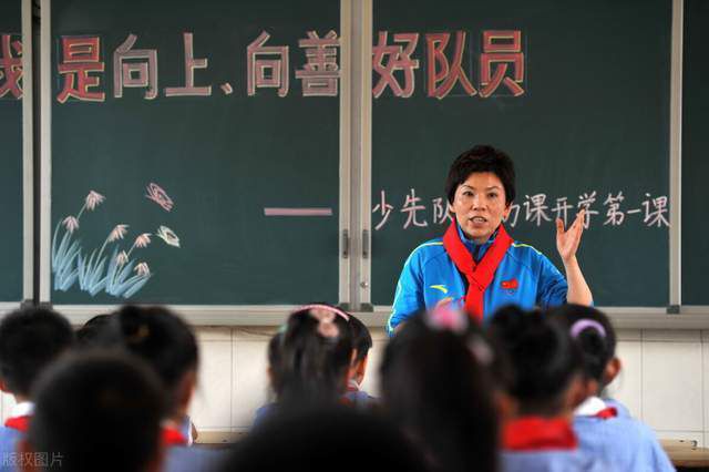 在卡毛驼峰上盖着一副极具异域风情的骆驼鞍，可唯独不见女主莎拉，是什么事情让他们在沙漠中分离？这让观众不禁产生好奇